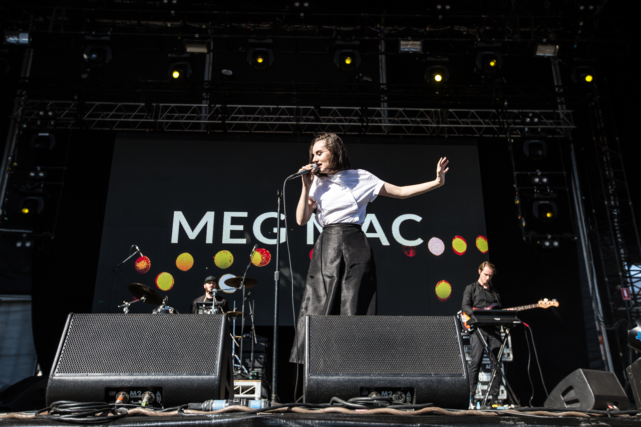 03MegMacGroovintheMoo 4